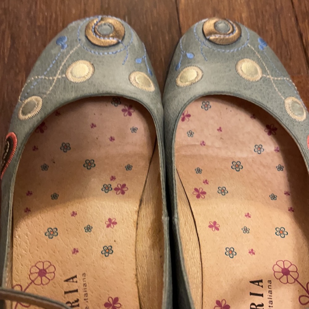 Playful embellished appliqués wedged shoes - Picture 3 of 12